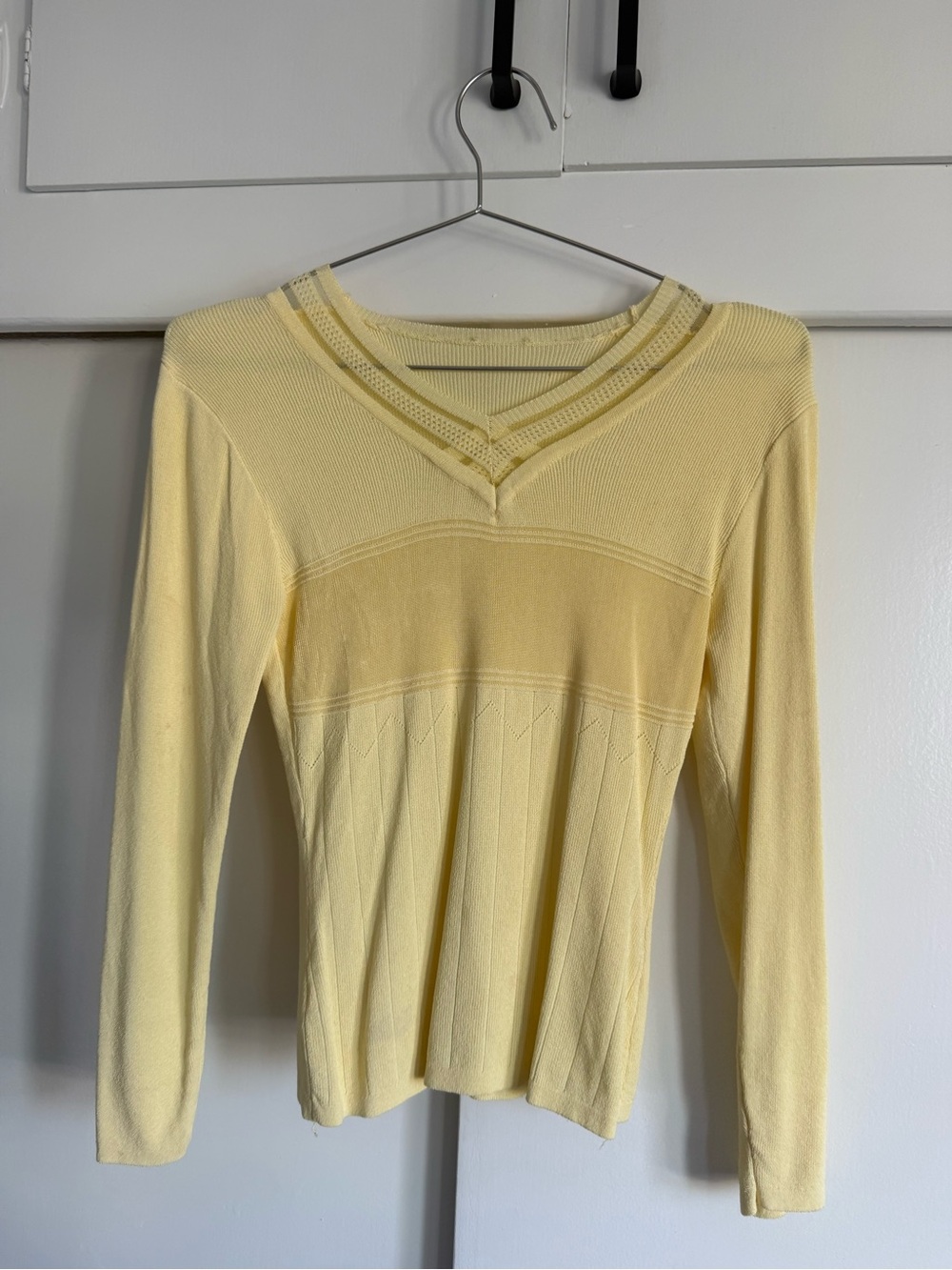 Women's Light Yellow V-Neck Long Sleeve Knit Top